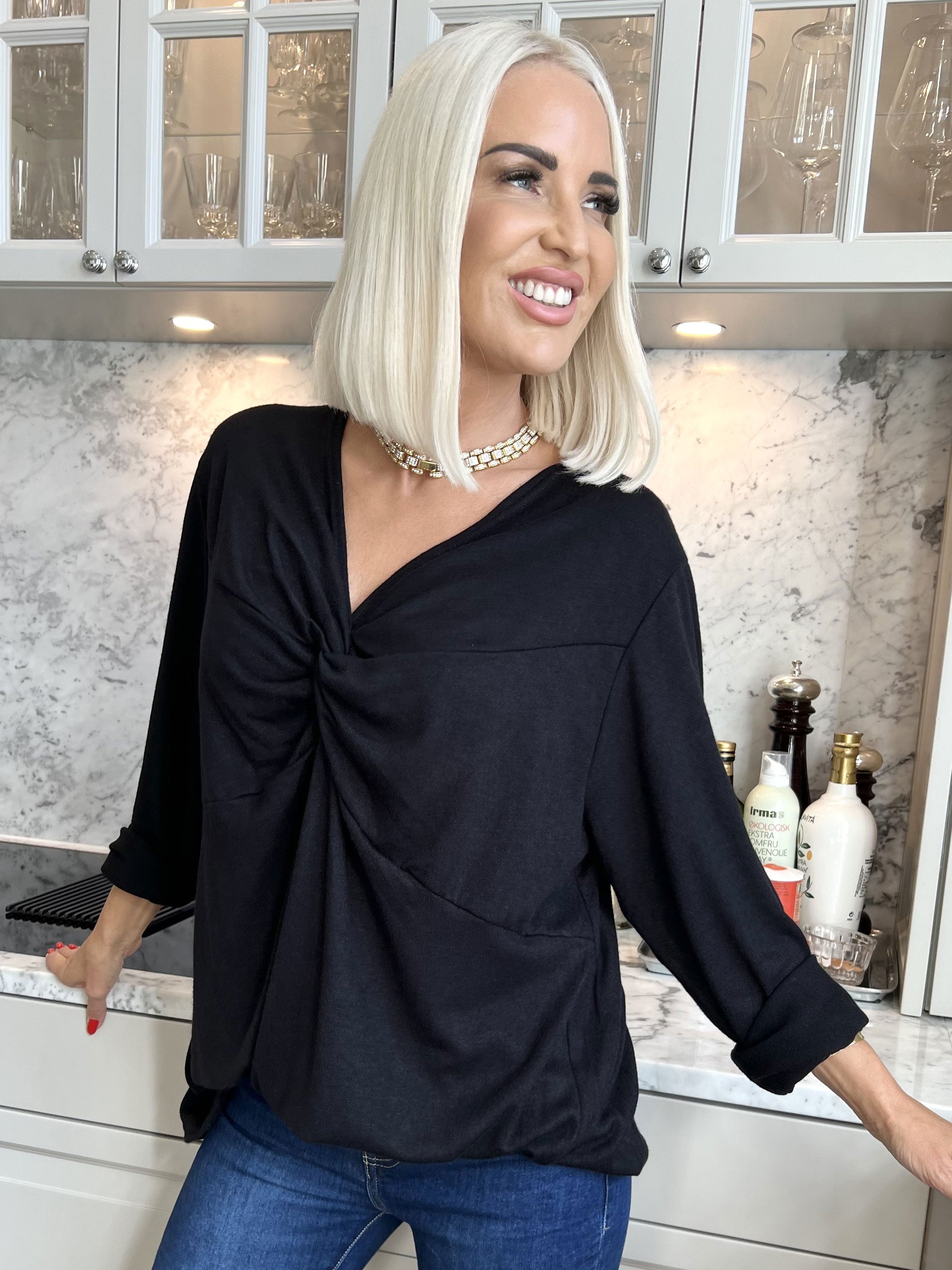 Linn - Mjuk blus med knut på bröstet - Black